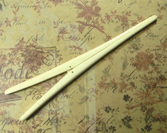 Antyczny, kościany nosz do rękawiczek. Doskonały stan, z dobrym zawiasem sprężynowym. Długość około 16,5 cm. Niezbędnik każdej wiktoriańskiej damy!