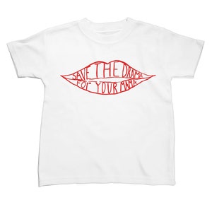 Speichern Sie das Drama für Ihre Mama Kids T-Shirt. Hochwertiges Baumwoll-T-Shirt. Stylist Print im Kurzarm. Kann als erwachsene bauchfreie Version verwendet werden.