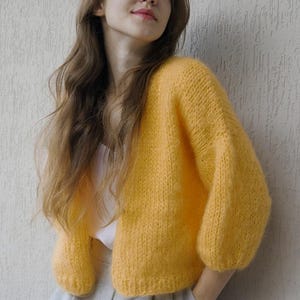 Kurze Strickjacke, Gelbe Strickjacke, 3/4 Ärmel, flauschiger Mohair Bomber, Offene vordere Strickjacke, Lockergestrick, Pullover für Frauen, Armbandlänge