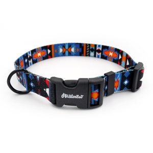 Könnte beinhalten: Ein blaues, schwarzes, rotes und orangefarbenes Hundehalsband mit einem schwarzen Kunststoffverschluss und einem schwarzen Metall-D-Ring. Der Verschluss trägt den Schriftzug "PrimalPet".