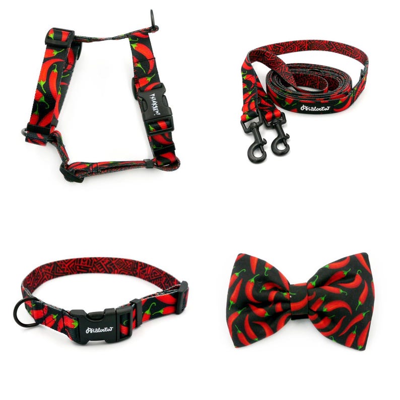Puede incluir: Un arn&eacute;s, una correa, un collar y una pajarita para perro rojo y negro con estampado de chile. Los productos son de la marca "Pawsitive".