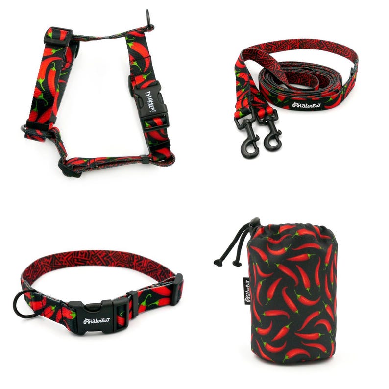 Puede incluir: Un juego de arn&eacute;s, correa, collar y bolsa para golosinas para perros con estampado de chiles rojos. El juego presenta un fondo negro con chiles rojos impresos en &eacute;l. El juego incluye un arn&eacute;s, una correa, un collar y una bolsa para golosinas. El juego est&aacute; hecho de nylon duradero y es lavable a m&aacute;quina.