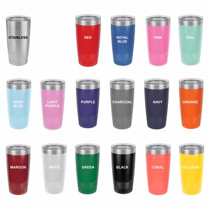 Puede incluir: Una colecci&oacute;n de 18 vasos de acero inoxidable en varios colores, incluyendo turquesa, rosa, rojo, azul real, azul claro, morado claro, morado, carb&oacute;n, azul marino, naranja, granate, blanco, verde, negro, coral y amarillo. Cada vaso tiene una etiqueta blanca con el nombre del color impreso en ella.