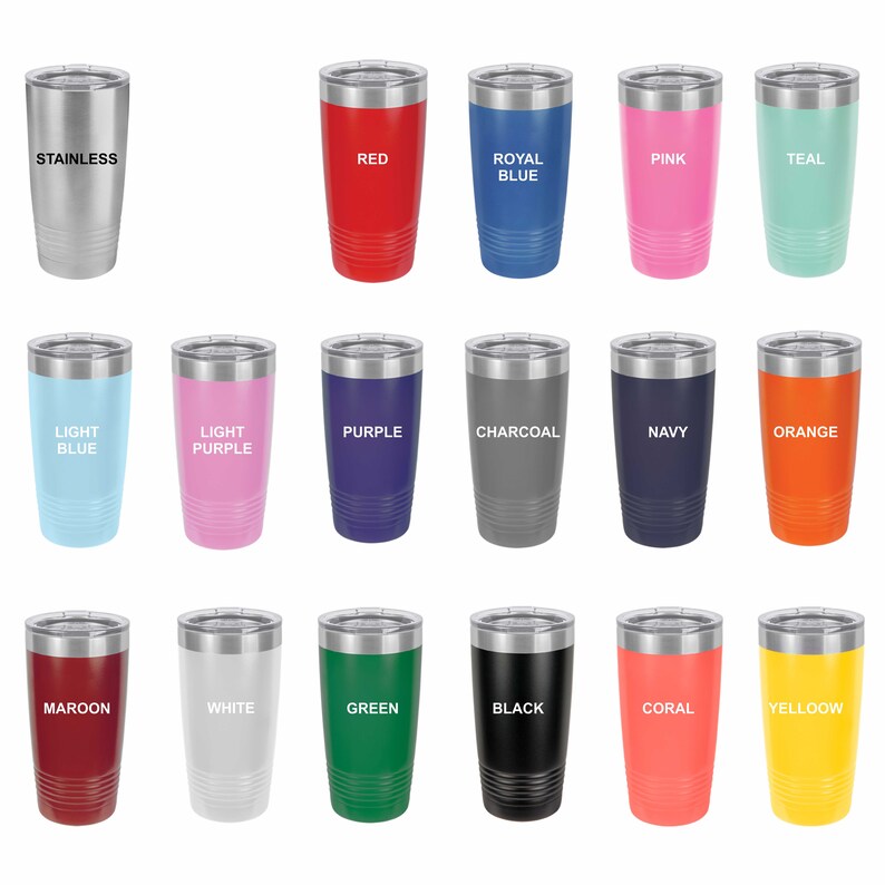 Puede incluir: Una colecci&oacute;n de 18 vasos de acero inoxidable en varios colores, incluyendo turquesa, rosa, rojo, azul real, azul claro, morado claro, morado, carb&oacute;n, azul marino, naranja, granate, blanco, verde, negro, coral y amarillo. Cada vaso tiene una etiqueta blanca con el nombre del color impreso en ella.