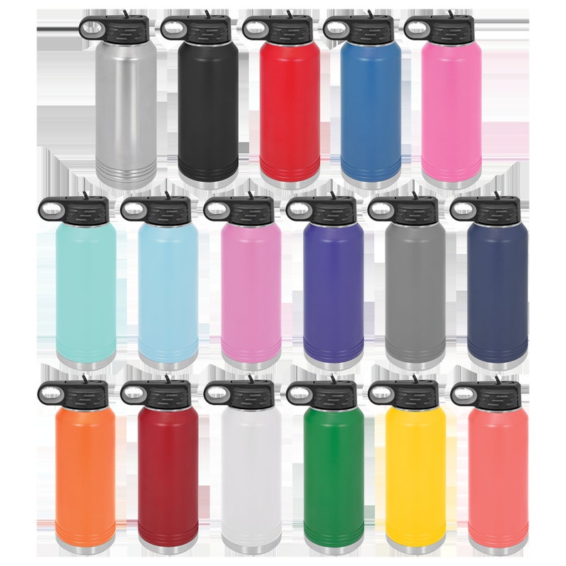Puede incluir: Un conjunto de 20 botellas de agua de acero inoxidable en varios colores, incluyendo plata, negro, rojo, azul, rosa, verde menta, azul claro, morado, gris, azul marino, naranja, granate, blanco, verde, amarillo y coral. Cada botella tiene una tapa negra con un asa de transporte.