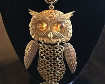 Grand collier articulé Parklane en forme de hibou, doré, yeux d'ambre, années 1960