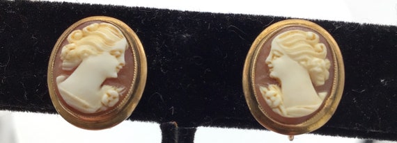 Antique 10k Cameo with Cat Peeking Victorian Woma… - image 3