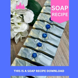 Op de afbeelding: Een close-up van een rij blauwe en witte swirl zeepstaven met ingebedde blauwe bessen. De zeepstaven zijn gerangschikt op een houten oppervlak. De tekst "SOAP RECIPE" staat op een roze achtergrond boven de zeepstaven. De tekst "THIS IS A SOAP RECIPE DOWNLOAD" staat onder de zeepstaven.