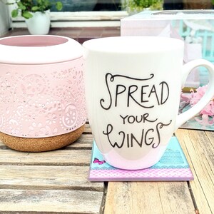 Tasse . Spread your wings Feder . Druck beidseitig . Porzellan . Siebdruck . Handlettering . Schrift . Engel . Illustration . Valentinstag Bild 2