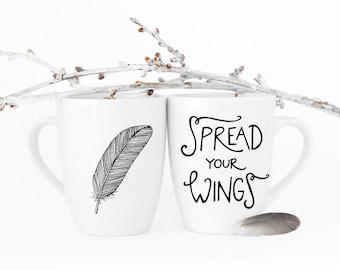 Tasse . Spread your wings + Feder . Druck beidseitig . Porzellan . Siebdruck . Handlettering . Schrift . Engel . Illustration . Valentinstag