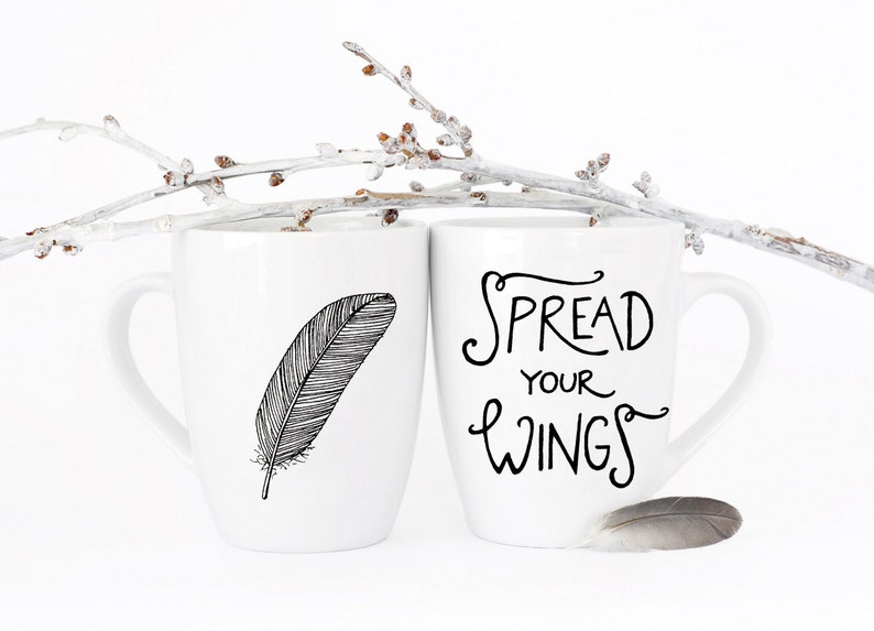 Tasse . Spread your wings Feder . Druck beidseitig . Porzellan . Siebdruck . Handlettering . Schrift . Engel . Illustration . Valentinstag Bild 1