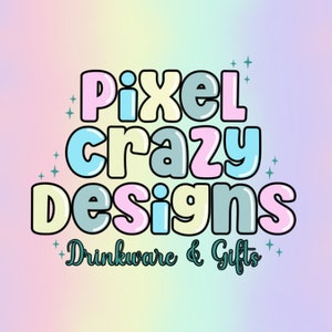 Op de afbeelding: Pixel Crazy Designs logo met pastelkleurige letters en een turquoise tagline die "Drinkware & Gifts" luidt.