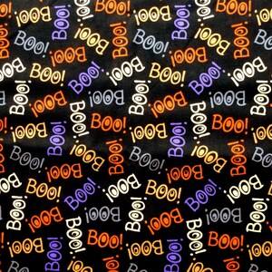 Puede incluir: Tela negra con un patr&oacute;n repetido de la palabra "BOO!" en varios colores, incluyendo naranja, morado y blanco. El dise&ntilde;o tem&aacute;tico de Halloween presenta la palabra "BOO!" en una fuente juguetona.
