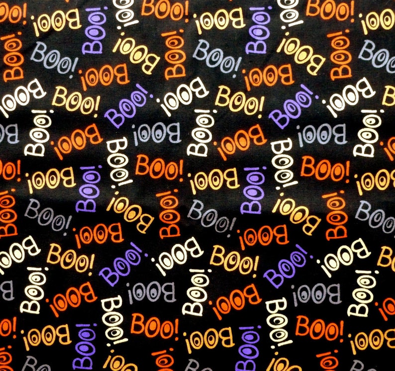 Puede incluir: Tela negra con un patr&oacute;n repetido de la palabra "BOO!" en varios colores, incluyendo naranja, morado y blanco. El dise&ntilde;o tem&aacute;tico de Halloween presenta la palabra "BOO!" en una fuente juguetona.