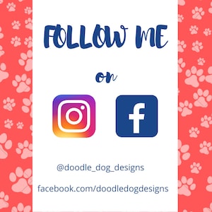 Puede incluir: Fondo blanco con las palabras "FOLLOW ME" en escritura azul, y "on" en una fuente m&aacute;s peque&ntilde;a. Debajo est&aacute;n los logotipos de Instagram y Facebook, con los identificadores @doodle_dog_designs y facebook.com/doodledogdesigns. El fondo tiene un patr&oacute;n de huellas rojas.