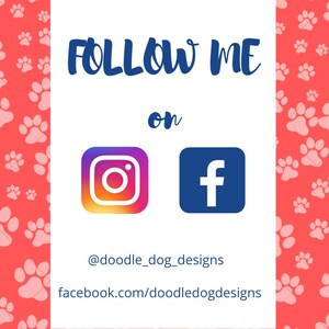 以下が含まれることがあります： 青い文字で「FOLLOW ME on」と書かれた白いカードで、その下にInstagramとFacebookのアイコンがあります。アイコンの下のテキストには「@doodle_dog_designs」と「facebook.com/doodledogdesigns」と書いてあります。背景はピンクの肉球模様です。