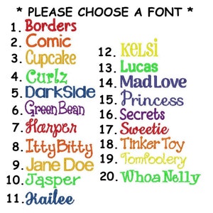 Puede incluir: Un fondo blanco muestra una lista de 20 opciones de fuentes en varios colores y estilos. El texto "* PLEASE CHOOSE A FONT *" est&aacute; en la parte superior. Los nombres de las fuentes incluyen "Borders", "Comic", "Cupcake", "Curlz", "DarkSide", "Green Bean", "Harper", "Itty Bitty", "Jane Doe", "Jasper", "Kailee", "Kelsi", "Lucas", "Mad Love", "Princess", "Secrets", "Sweetie", "Tinker Toy", "Tomfoolery" y "Whoa Nelly".