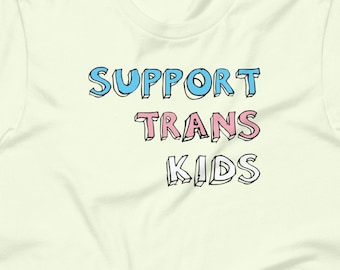Può includere: Una maglietta verde chiaro con il testo "SUPPORT TRANS KIDS" in lettere blu, rosa e nere.