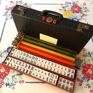 Vintage 60s Triple Layer Pink Lucite Mah Jong Set 148 Tiles