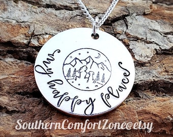 Perro senderismo joyería collar - mi lugar feliz - montañas - cachorro - camping - chicas mejor amigo - rescate - naturaleza - Explorar -Mano estampada