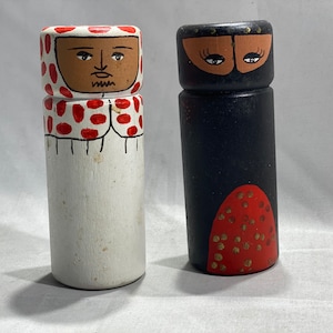 Hand Painted Middle East Salt & Pepper Shakers ~ Iraqi Couple ~ Burka Woman Ghutra Man Salt and Pepper ~ Handmade Wooden Saudi Couple