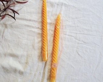 Candelabros vintage en espiral amarillos, par de candelabros cónicos dorados, velas retorcidas