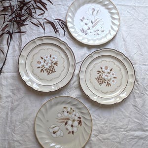 assiettes fleuries dépareillées vintage, lot de 4 assiettes florales en grès, assiettes plates rétro, vaisselle vintage, décoration de Thanksgiving