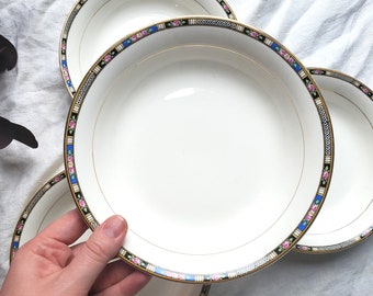 Juego de cuatro cuencos para sopa de porcelana National China “La Rosa” de estilo vintage, con borde floral.