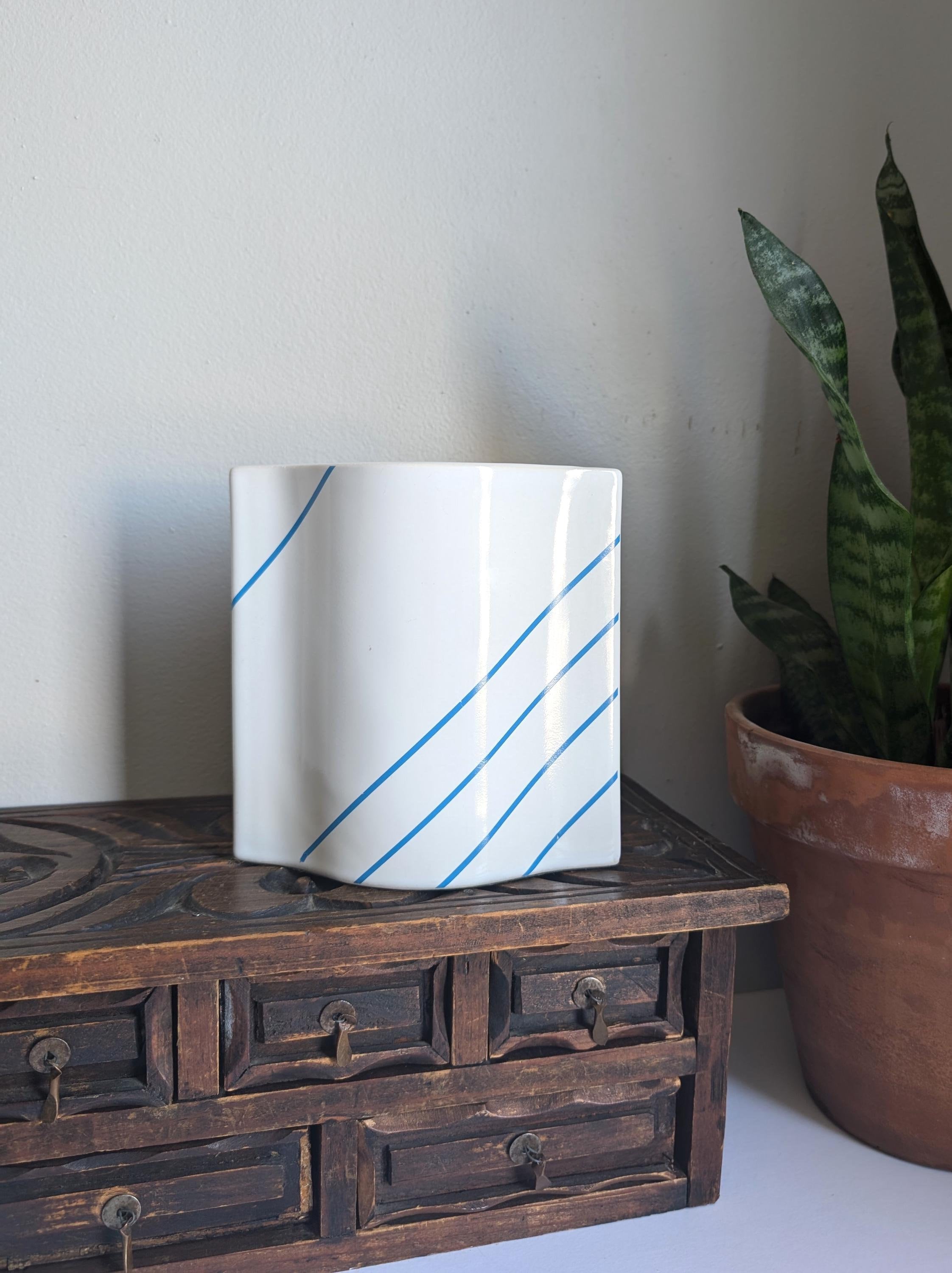 ヴィンテージモダニスト陶器花瓶 | 青いストライプが入ったモダンな