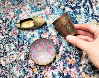 Juego de miniaturas vintage de latón: zapatilla de latón, taza de latón, plato de latón esmaltado, cenicero personal, zapato de latón, hecho en India.