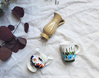 Kolekcja zabytkowych mini śmietanek, niedopasowane mini śmietanki, śmietanki do kawy, mini ceramiczne dzbanki, włoski wystrój wiejski