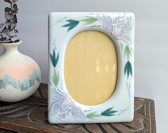 Marco de fotos floral vintage / Marco de fotos ovalado de porcelana con soporte y gancho de pared / Diseño de orquídea pastel / Decoración de mesa de los años 80
