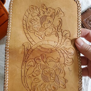 Cartera vintage de cuero repujado, cartera de cuero repujado a su elección, cartera de cuero de los años 70, cartera de cuero color canela, cartera de cuero marrón imagen 4