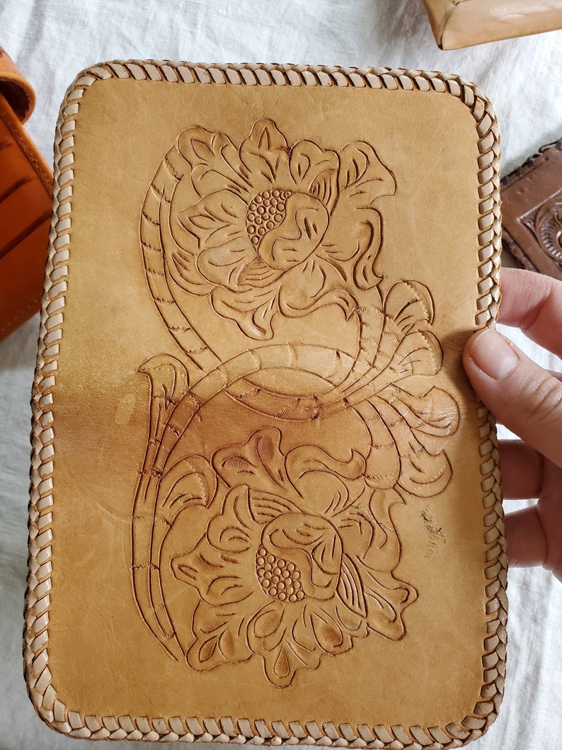 Cartera vintage de cuero repujado, cartera de cuero repujado a su elección, cartera de cuero de los años 70, cartera de cuero color canela, cartera de cuero marrón imagen 4