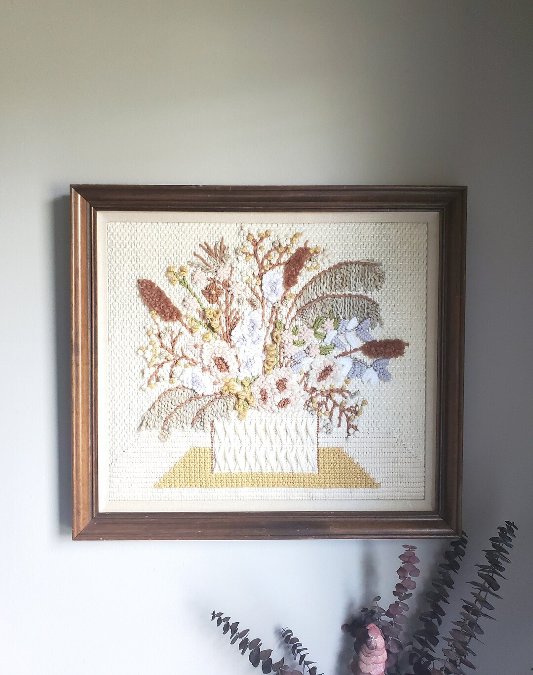 Broderie Crewel Vintage Années 70 Encadrée "Basket Of Daisies" - Motif Fleurs Jaunes/oranges - Occasion