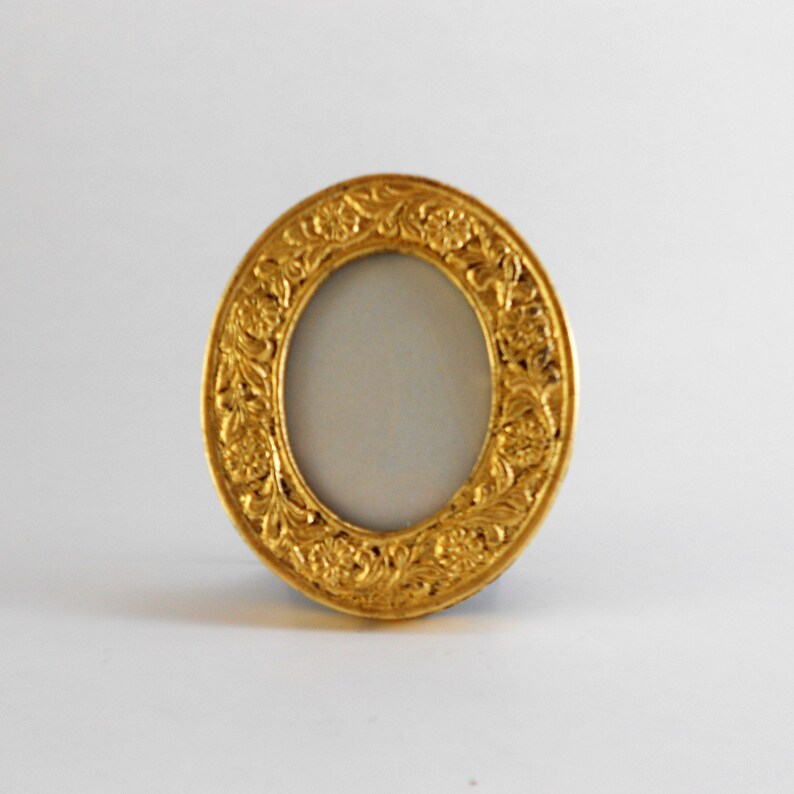 Small Gold Picture Frame Oval 2x2 Image 0