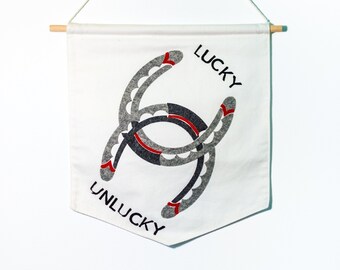 Lucky Unlucky horseshoe Canvas and Felt Hanging Wall Banner, estilo de tatuaje, estilo tradicional, arte mural