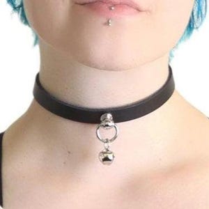 Mini-Kitty-Glockenhalsband, Choker, Katzenprinzessin, Donut, Dungeon Crawler, Carl DCC, Lederschnalle