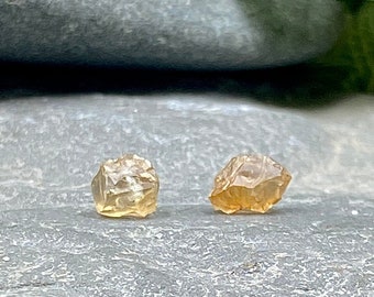 Rough Oregon Sunstone Stud Earrings / Sunstone Gemstone / feldspar crystals / Gemstone Jewelry / Gemstone Stud Earrings / Sunstone