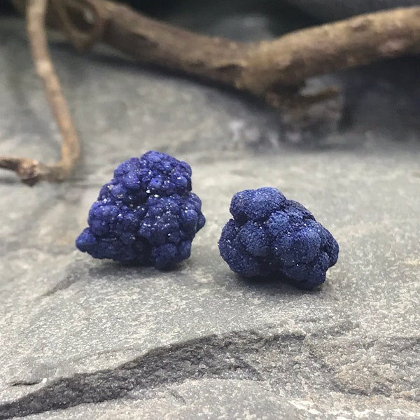 Orecchini a bottone in azzurrite grezza e mirtillo / Orecchini in azzurrite e mirtillo / Gioielli con pietre preziose blu / Orecchini con pietre blu / Gioielli con druzy blu