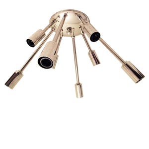 Pode incluir: Uma luminária de teto cromada com seis braços que se estendem de uma base circular central. Cada braço tem um soquete de lâmpada cilíndrico na extremidade.