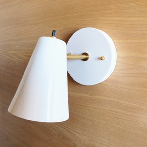 Aplique de pared moderno con pantalla cónica: lámpara de lectura de cabecera de latón blanco y crudo (certificado UL)