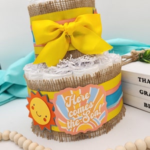 Pastel de pañales de 2 niveles - Tema "Aquí viene el hijo" - Turquesa, coral, amarillo y arpillera con centro de mesa para baby shower con diversión veraniega y soleada
