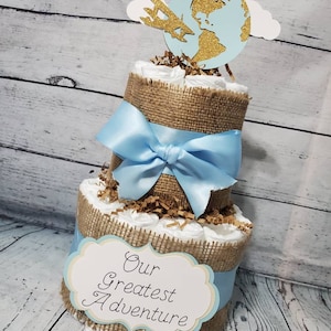 Tarta de pañales con temática de viajes por el mundo: Centro de mesa para baby shower con tela de arpillera azul