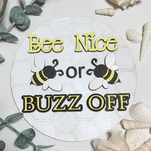 "Be Nice or Buzz Off" (inserto redondo, solo 6") - Decoración del hogar, letrero para baby shower, encaja en marco intercambiable, tema de abeja amarilla, negra y blanca