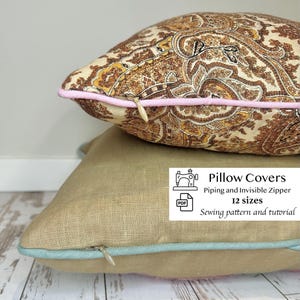 Pode incluir: Duas capas de almofada com padrões e cores diferentes. A capa superior é marrom e dourada com um padrão paisley e um zíper rosa. A capa inferior é bege com um zíper azul claro. O texto na imagem diz "Pillow Covers Piping and Invisible Zipper 12 sizes Sewing pattern and tutorial".