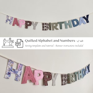 Può includere: Un banner fatto a mano con la scritta "HAPPY BIRTHDAY" con lettere di tessuto in vari modelli e colori, tra cui floreali, a quadri e tinte unite. Lo striscione è infilato su un cordoncino bianco. È visibile anche il testo "Quilted Alphabet and Numbers - 10 cm di altezza".