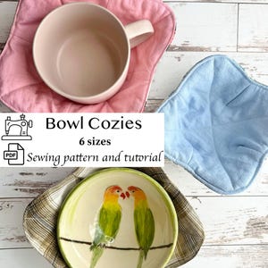 Könnte beinhalten: Ein rosa Schüssel-Cozy mit einer beigen Tasse, ein hellblaues Schüssel-Cozy und eine Schüssel mit Vogeldesign. Das Bild enthält auch den Text "Bowl Cozies" und "6 Größen Nähmuster und Tutorial".