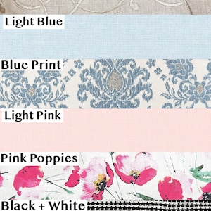 Puede incluir: Imagen que muestra muestras de tela con diferentes colores y patrones. Incluye un dise&ntilde;o "Embroidered Natural", los lisos "Light Blue" y "Light Pink", un damasco "Blue Print", un estampado floral "Pink Poppies" y una tela a cuadros "Black + White". La imagen tiene etiquetas de texto.