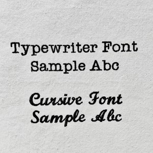 Op de afbeelding: Een close-up van een wit stofoppervlak met twee regels tekst. De bovenste regel luidt "Typewriter Font Sample Abc" in een typemachinelettertype. De onderste regel luidt "Cursive Font Sample Abc" in een cursief lettertype.